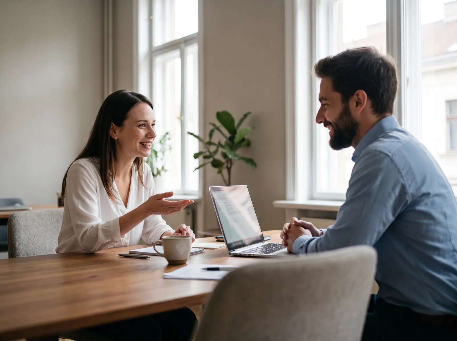 Un conseiller de Nexxo Technologies discutant de Automatisation des processus et IA avec un client